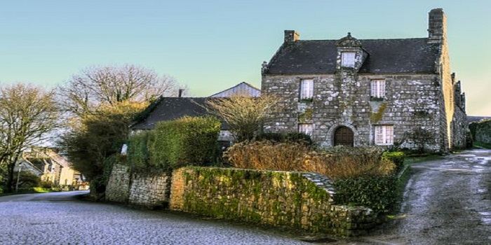 Locronan : une cité de caractère à l’architecture symbolique